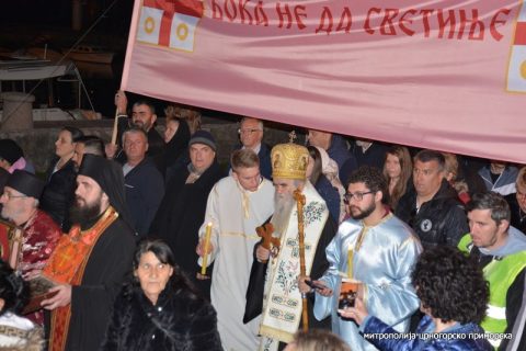 Митрополит Амфилохије предводио крсни вход улицама Рисна Рисан