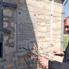 Otac Aleksandar Našpalić drži u ruci „izgužvane” krstove (Foto Ž. Rakočević)