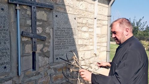 Отац Александар Нашпалић држи у руци „изгужване” крстове (Фото Ж. Ракочевић)