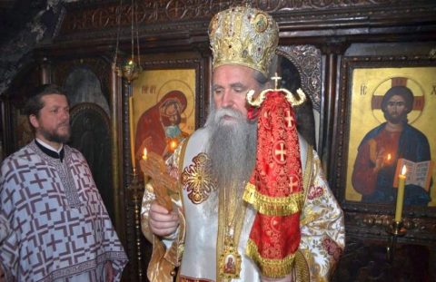 Владика Јоаникије са свештенством богослужио у Горњем Манастиру Острогу Владика Јоаникије у Горњем Острогу