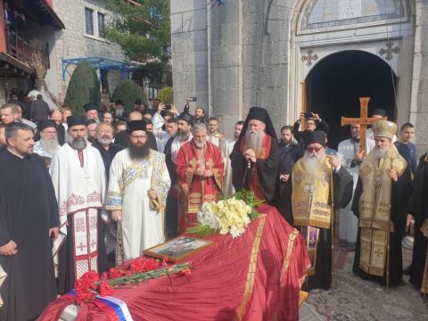 Вољени Владика Атанасије (Јевтић) сахрањен у манастиру Тврдош Sahrana Vladike Atanasija