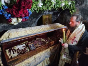 Епископ бихаћко петровачки Сергије читао у поноћ Акатист Светом Василију Острошком