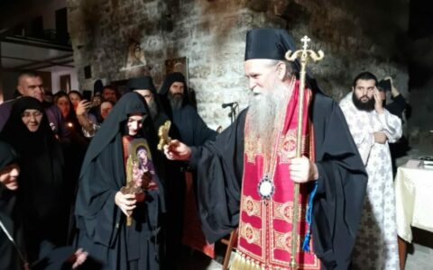 Митрополит Јоаникије у манастиру Војнић