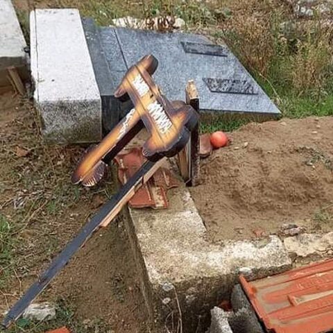 Поломљени крстови на гробљу у Ораховцу