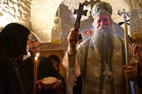 Митрополит Јоаникије богослужио у манастиру Бешка на Скадарском језеру Митрополит Јоаникије у манастиру Бешка на Скадарском језеру
