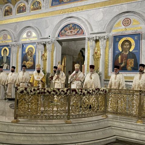Патријарх Порфирије служио пасхално вечерње