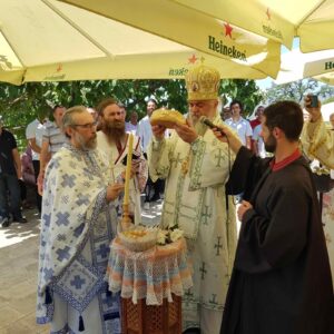 Епископ Кирило служиом на Дајбабској гори у Подгорици