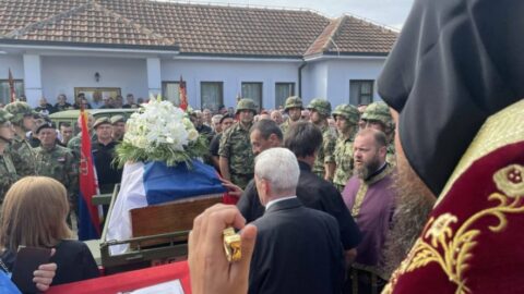 Episkop Justin služio opelo generalu Božidaru Deliću