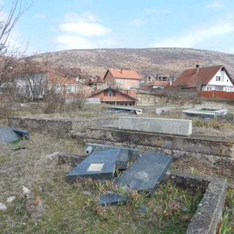 Oskrnavljeno Groblje U Orahovcu Foto Radio Goraždevac