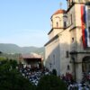 Svečani doček Njegove Svetosti Patrijarha Porfirija u manastiru Savina