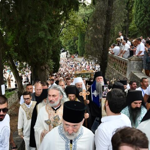 Вечерња служба и Светоуспењска литија у манастиру Савина