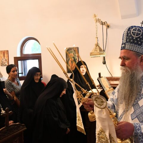 Митрополит Јоаникије богослужио у манастиру Дуга Морачка