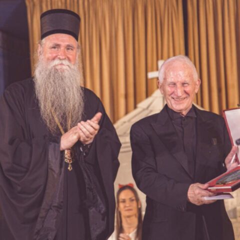 Бећковићу уручена “Извиискра Његошева”