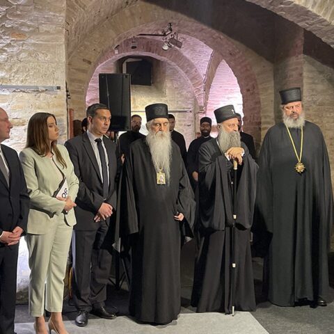 Патријарх Порфирије отворио изложбу „Ледена тишина – сећање на жртве Новосадске рације“