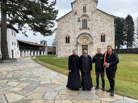 Братство православне омладине у посјети светињама на КиМ; уручен прилог за народне кухиње Братство православне омладине у посјети светињама на КиМ