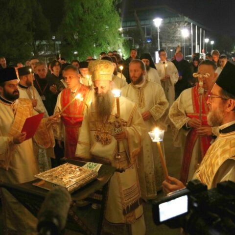Патријарх Порфирије служио у поноћ Васкршњу Литургију