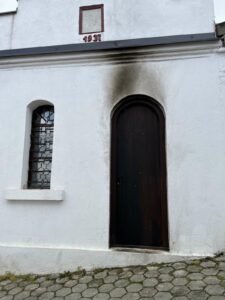 непозната лица бацила молотовљев коктел на црквицу Светог Пантелејмона у Призрену 2