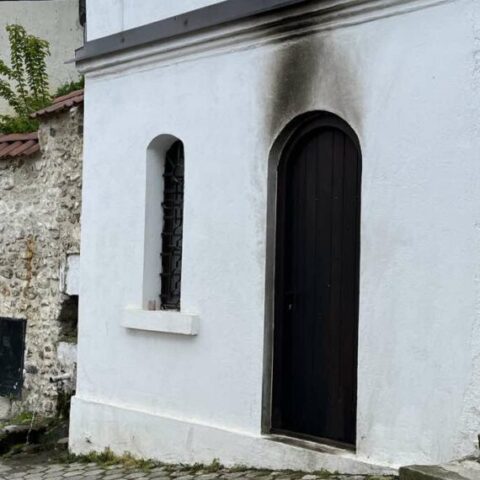 непозната лица бацила молотовљев коктел на црквицу Светог Пантелејмона у Призрену