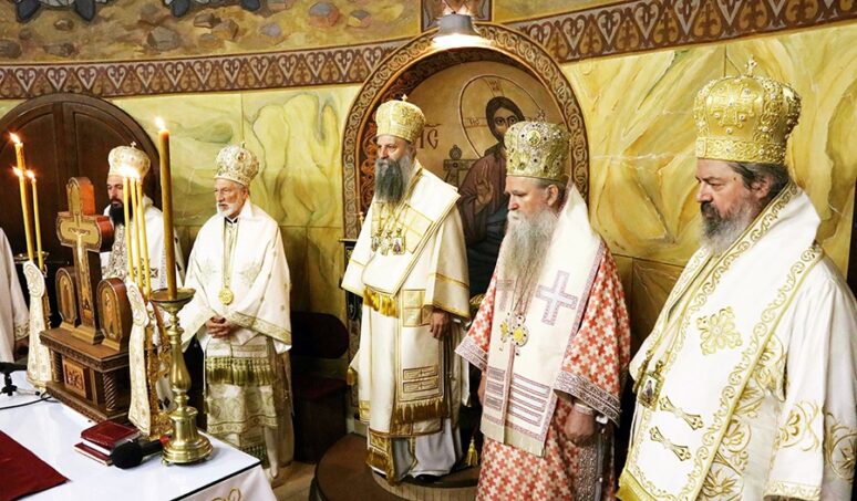 Патријарх Порфирије служио свету Литургију крај моштију Светог Николаја у Вазнесењској цркви