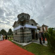 Патријарх Порфирије освештао спомен капелу Светих Српских Новомученика у Маутхаузену