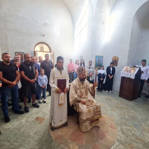 Света Архијерејска Литургија и црквено народно сабрање у Војном Селу