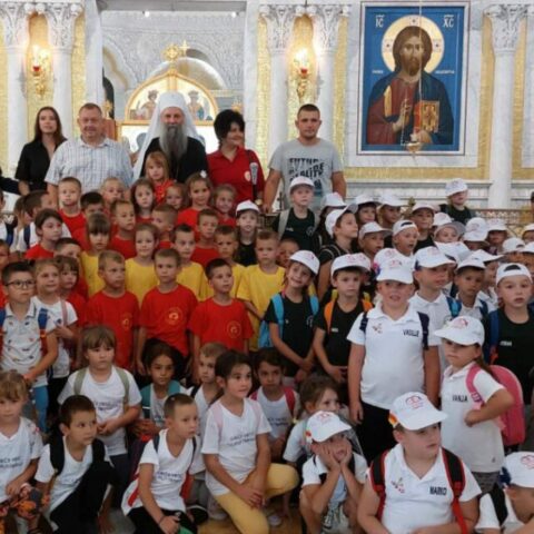Патријарх Порфирије угостио децу из Вуковара