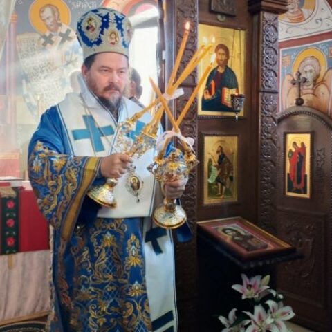 Епископ Доситеј богослужио у цркви Свете Тројице у Заклопачи