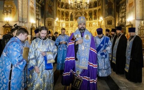 Епископ Методије на свеноћном бденију уочи престоног празника саборног храма Кузбаса Епископ Методије на свеноћном бденију уочи престоног празника саборног храма Кузбаса
