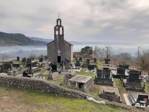 Јереј Зарија Вуковић позива вјерни народ на прославу Никољдана у цркви Светог Николе на Орјој луци код Даниловграда храм Светог Николаја Мирликијског на Орјој Луци
