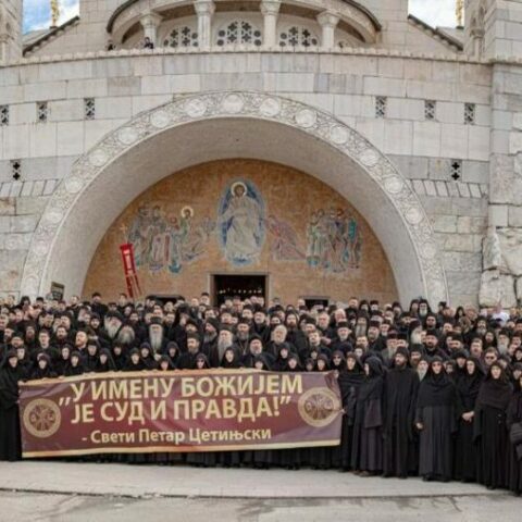 V Mitropolit Amfilohije Na Liturgiji U Sabornom Hramu Ne Donosite Zakone Koji Radjaju Bezakonje Mrznju I Diobe U Crnoj Gori