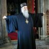 М.Амфилохије у дечанима Крстообразно раширио руке