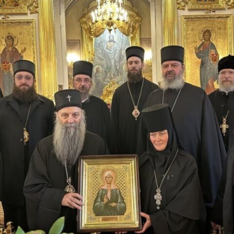 Патријарх Порфирије се поклонио моштима Свете Матроне Московске