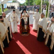 Hiljade vjernika u Ostrogu uoči praznika Svetog Vasilija