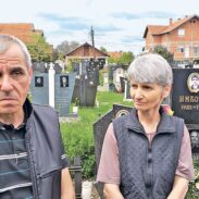 Родитељи код споменика убијеној деци Фото Живојин Ракочевић