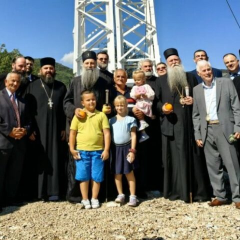 Патријарх Порфирије посетио новопостављени Крст на брду изнад Бијеле