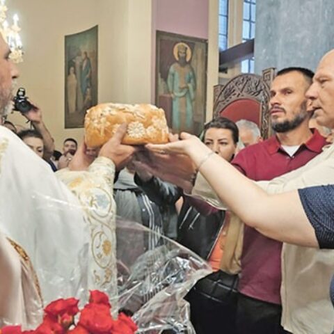 Загрљај у храму