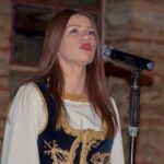 Јефимија Ђиновић Наступ у порти манастира Грачаница