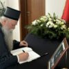 Митрополит Јоаникије се уписао у књигу жалости у Амбасади Србије у Подгорици