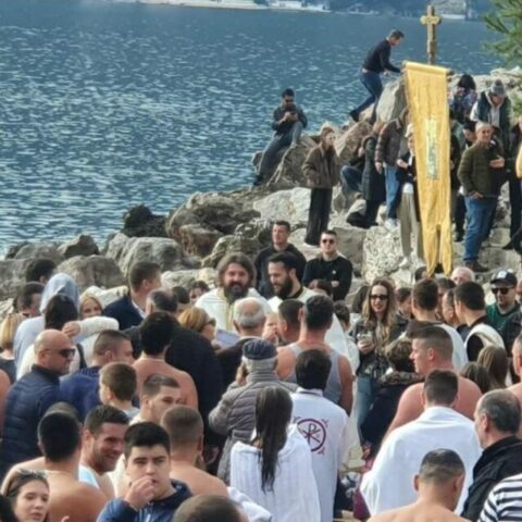 Богојављење и пливање за богојављенски Крст у Херцег Новом
