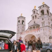 Школа вјеронауке при Саборном храму даровала малишане у Институту за болести дјеце Црне Горе божићним пакетићима