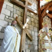 Митрополит Јоаникије служио Литургију и освештао јасеновачки Крст у Дољанима