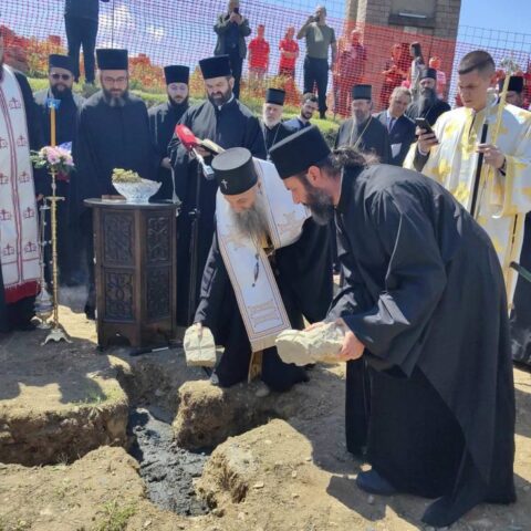 Патријарх Порфирије положио камен темељац за нови конак Петрове цркве у Расу