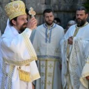 Света литургија на остацима Манастира Пресвете Богородице на рту Ратац – богосужио Епископ диоклијски Пајсије