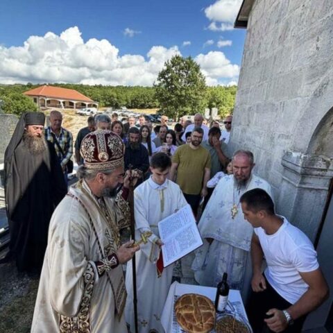 Архијерејска литургија и црквено народни сабор на Клењу у Бањанима
