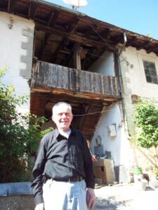 Учитељ Тома испред своје куле Фото ЖР