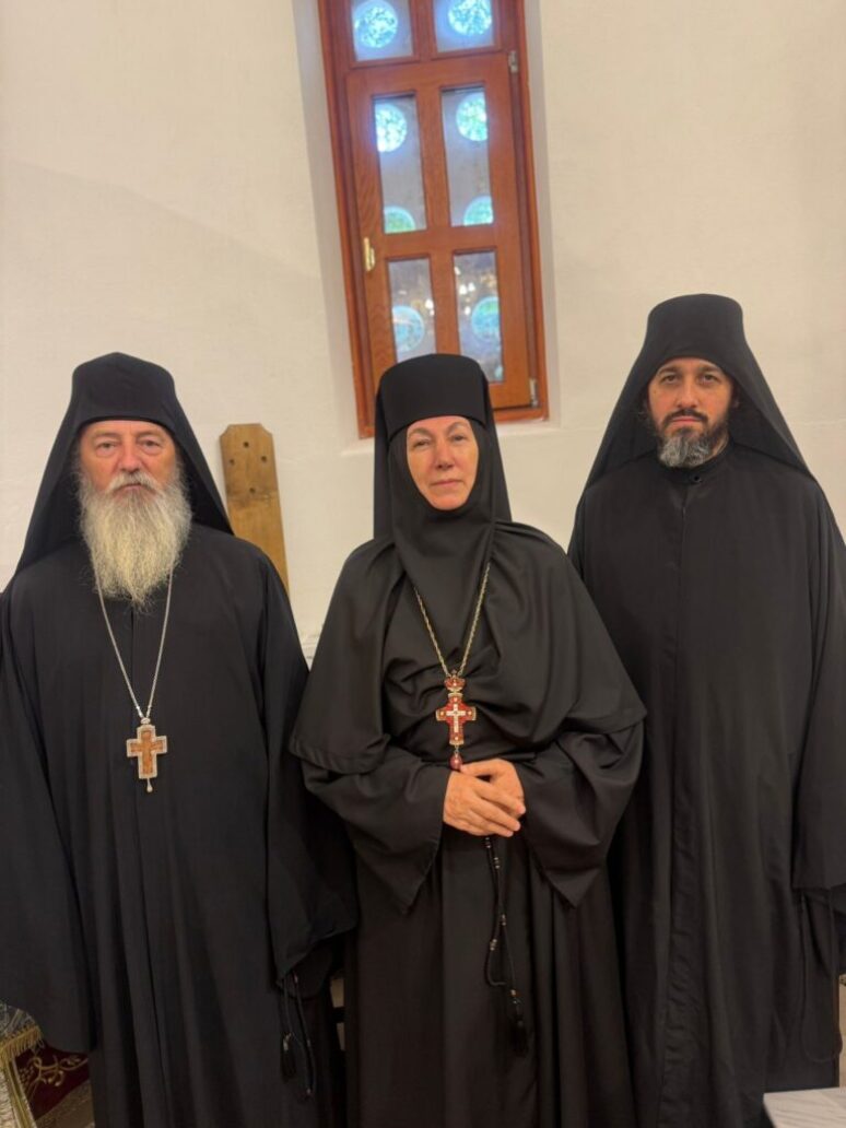 Отац Јаков: Румунија мирише на тамјан, а румунски народ дише Црквом На фотографији је поред оца Јакова, игуманија манастира Базијаша мати Теофанија и игуман манастира Златица отац Герасим