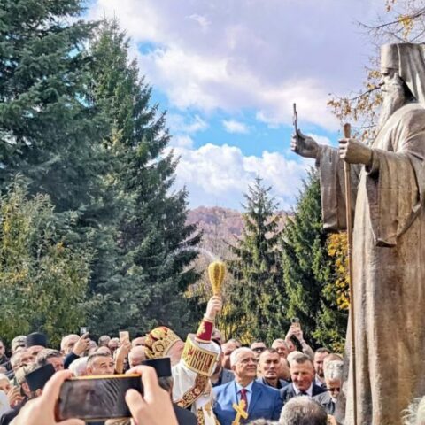 Освећен споменик Митрополиту Амфилохију у Колашину
