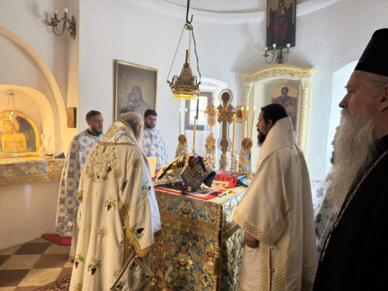 Епископи Јован и Пајсије богослужили у Цетињском Манастиру поводом помена на упокојење Петра Другог Ловћенског Тајновица Епископи Јован и Пајсије богослужили у Цетињском Манастиру поводом помена на упокојење Петра Другог Ловћенског Тајновица