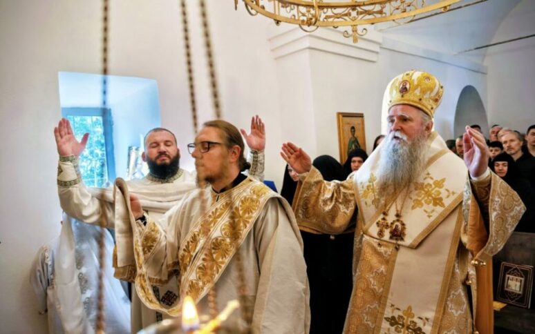 Митрополит Јоаникије служио у Храму Светог Георгија у Стијени пиперској Митрополит Јоаникије служио у Храму Светог Георгија у Стијени пиперској