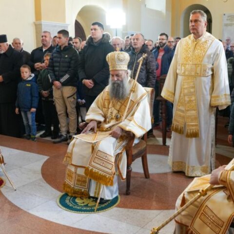 Патријарх Порфирије богослужио у Храму Светих апостола Петра и Павла у Винчи